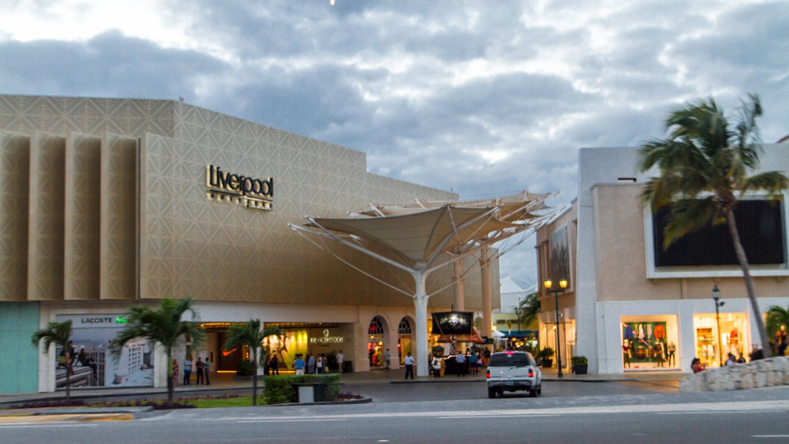 Compradores en un centro comercial durante temporada de ofertas