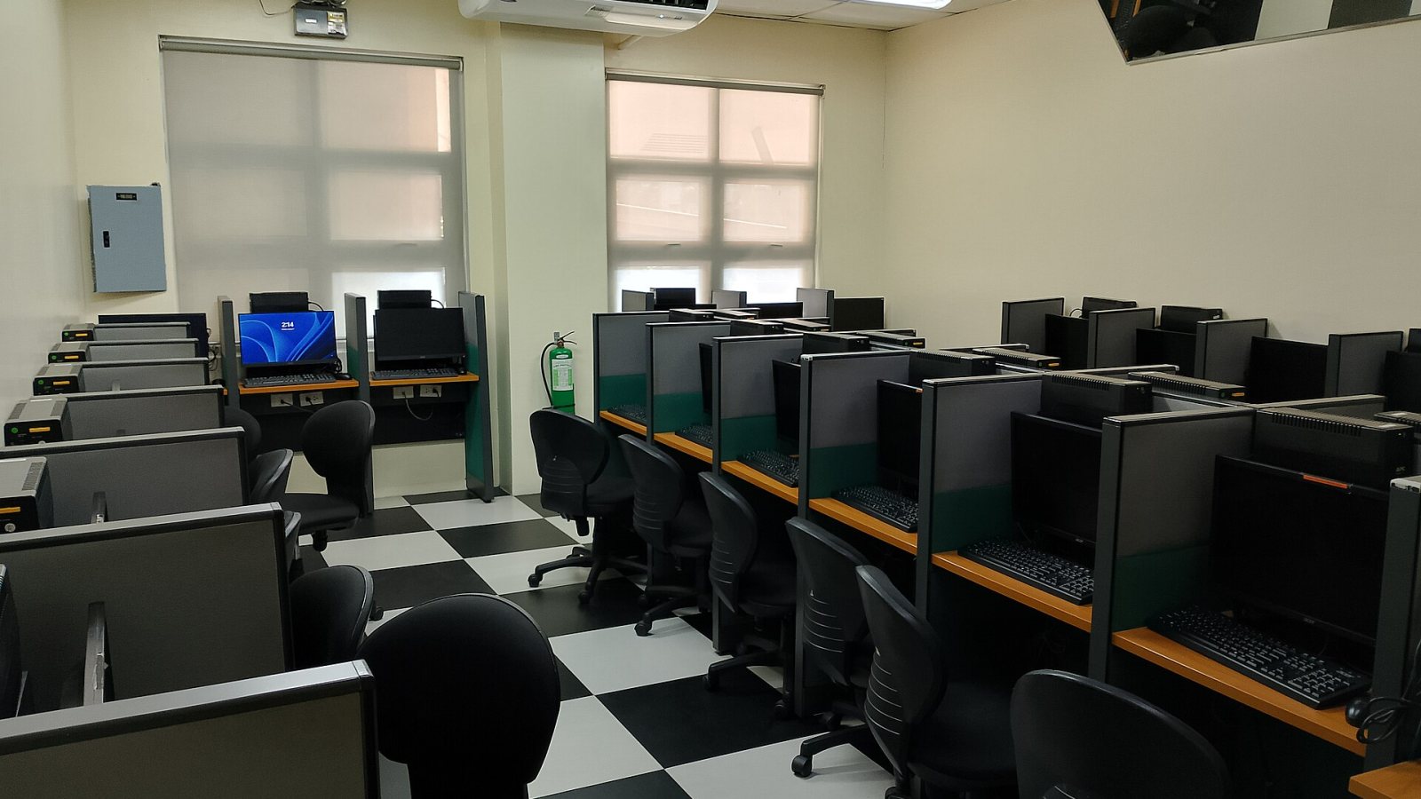 Estudiantes trabajando con computadoras en un laboratorio