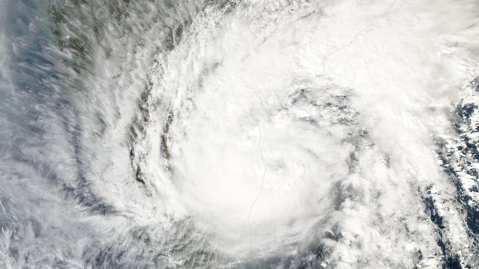Imagen satelital de archivo de un ciclón tropical sobre India