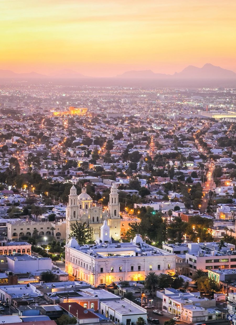 Hermosillo, Sonora: la Catedral de la Asunción y el Palacio de Gobierno al atardecer.