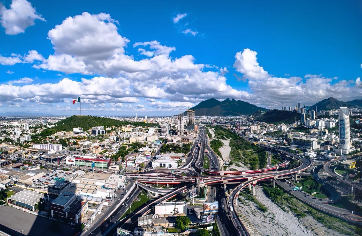 Monterrey, Nuevo León, con el Cerro de la Silla al fondo.