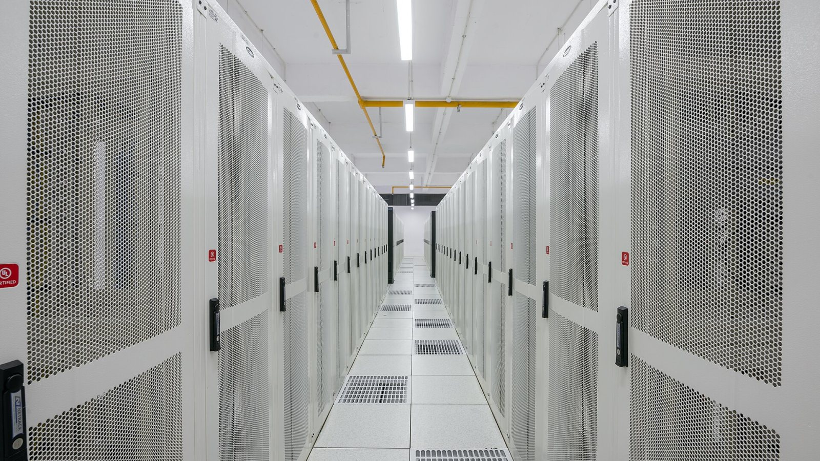 Pasillo de racks de servidores en un centro de datos