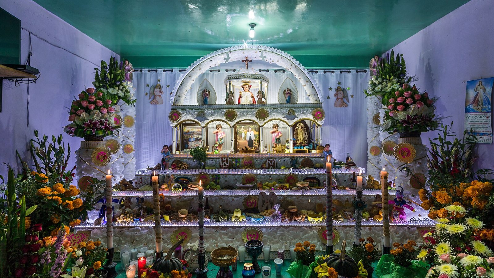 Ofrenda de Día de Muertos con flores de cempasúchil