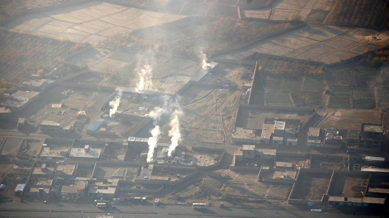 Chimeneas industriales emitiendo humo