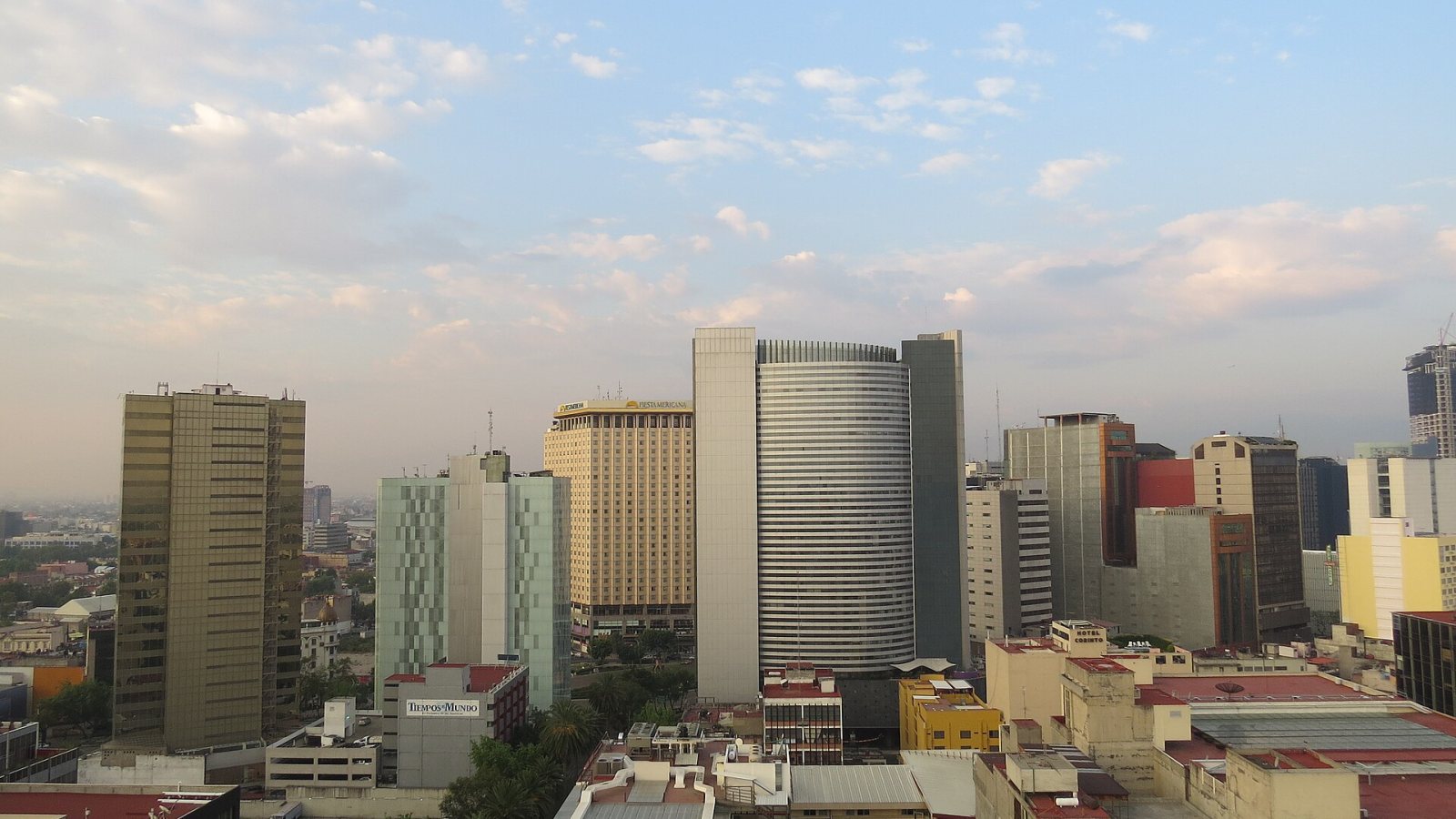 Vista de la Ciudad de México con edificios del Paseo de la Reforma