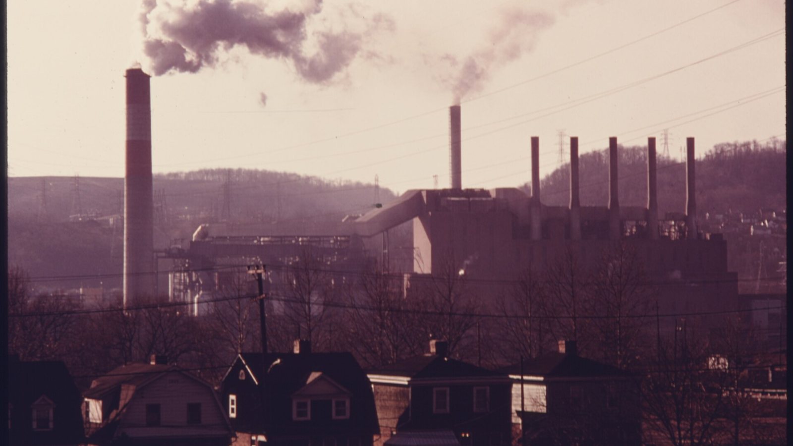 Chimeneas de una planta industrial emitiendo humo