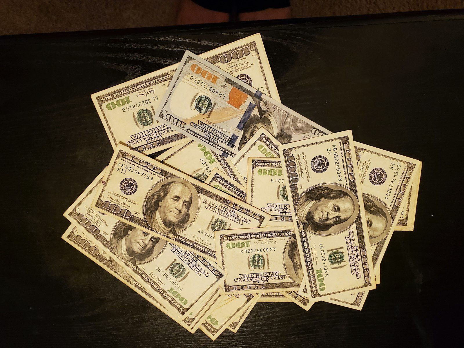 Billetes de dólares estadounidenses sobre una mesa