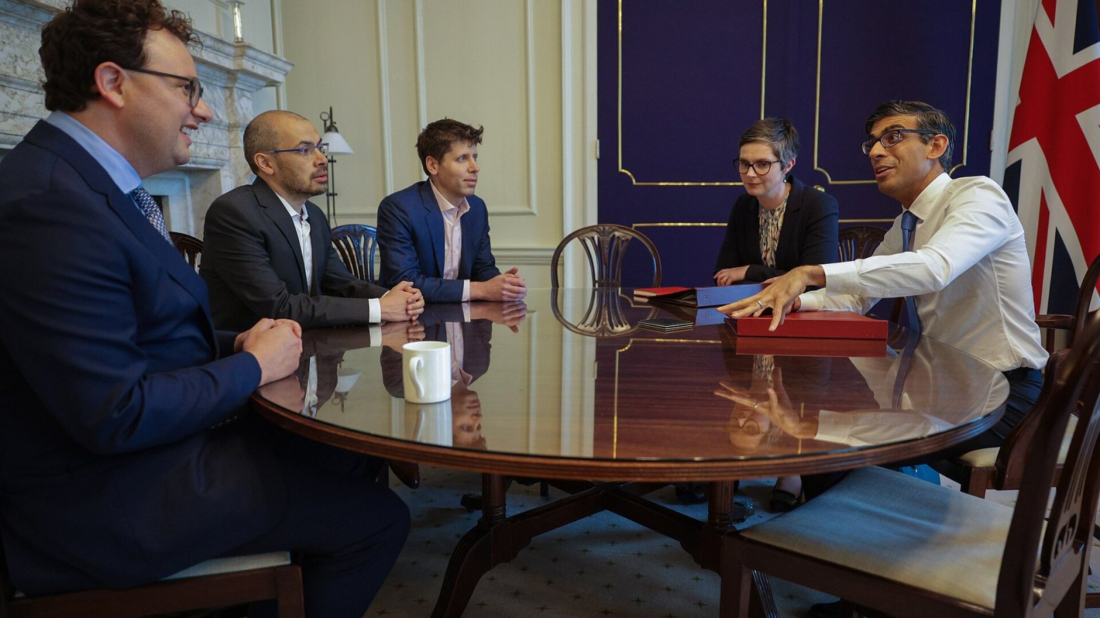 Reunión de líderes de empresas de inteligencia artificial con el primer ministro británico en 2023