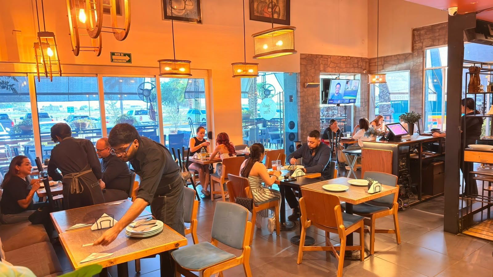 Comensales en el salón de Santo Olivo en Hermosillo
