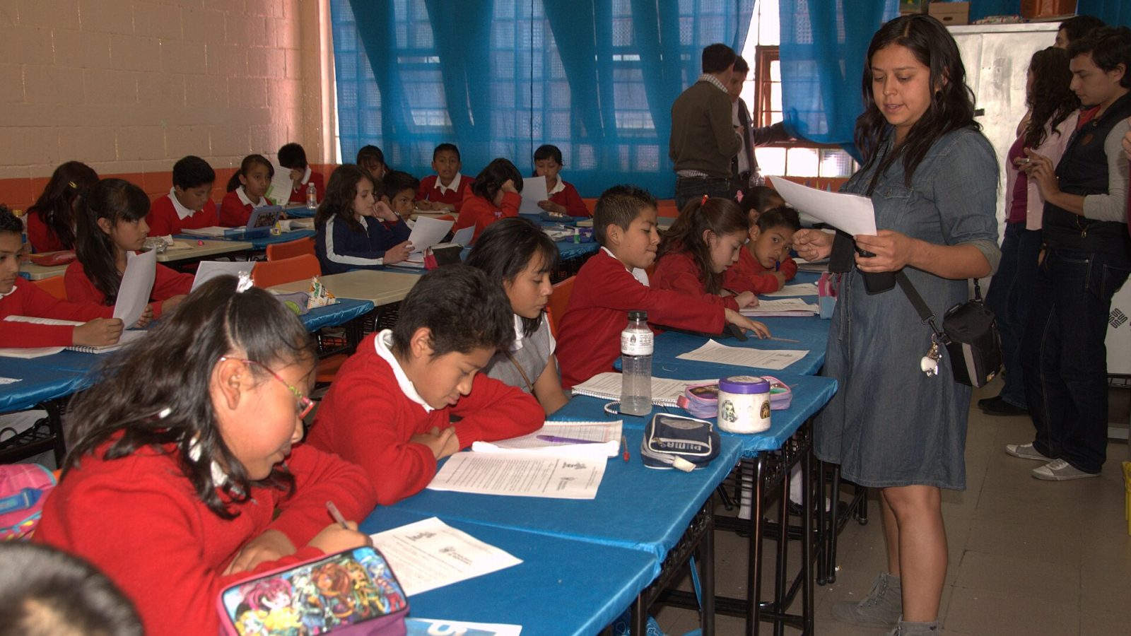 SEP restringe celulares en escuelas de educación básica desde el 3 de noviembre de 2026