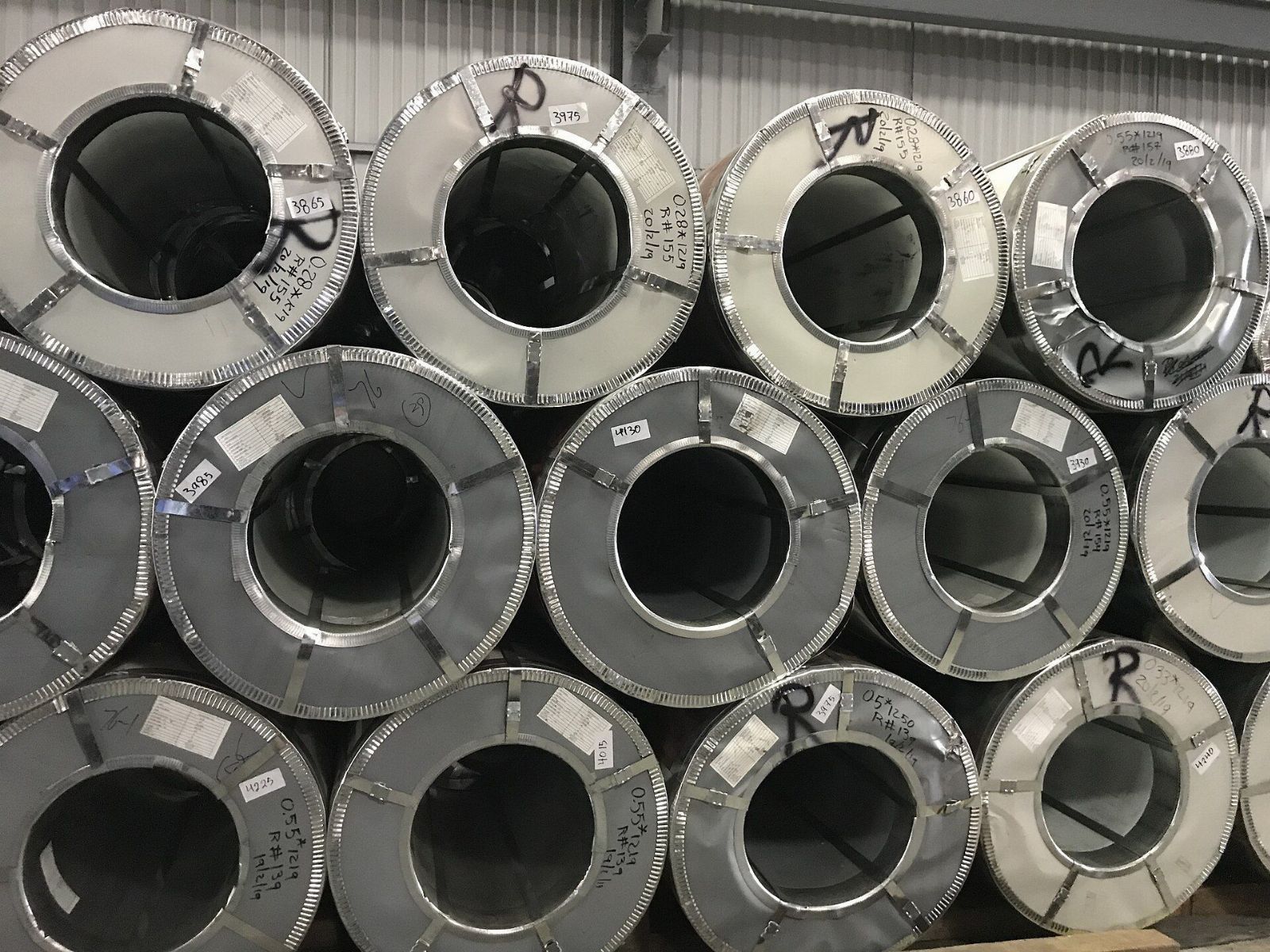 Rollos de acero almacenados en un centro de distribución