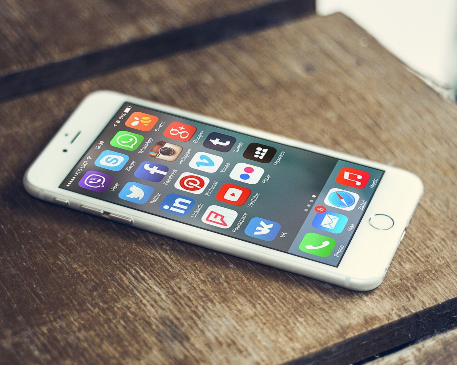 Pantalla de un teléfono inteligente con iconos de aplicaciones de redes sociales