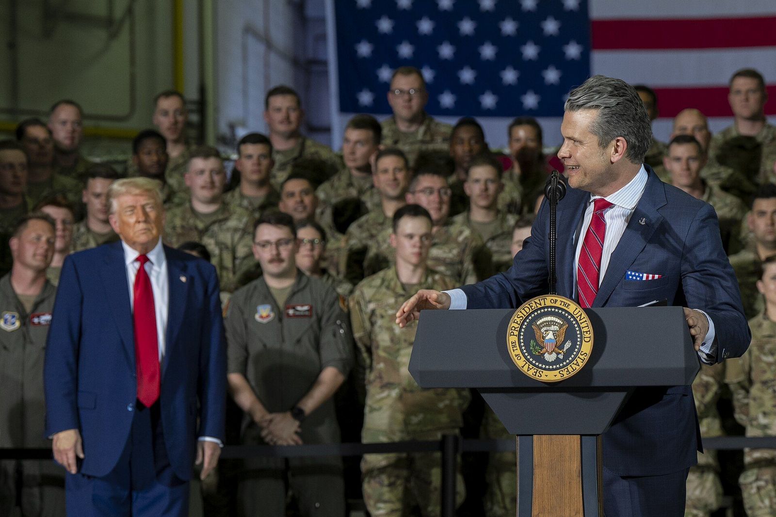 El presidente Donald Trump junto a militares estadounidenses durante un acto del Departamento de Defensa en abril de 2025