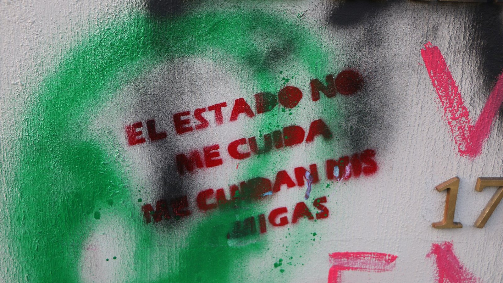 Estudiantes en el campus de una universidad pública