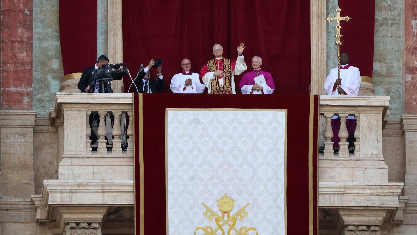 El papa León XIV en el balcón de la Basílica de San Pedro