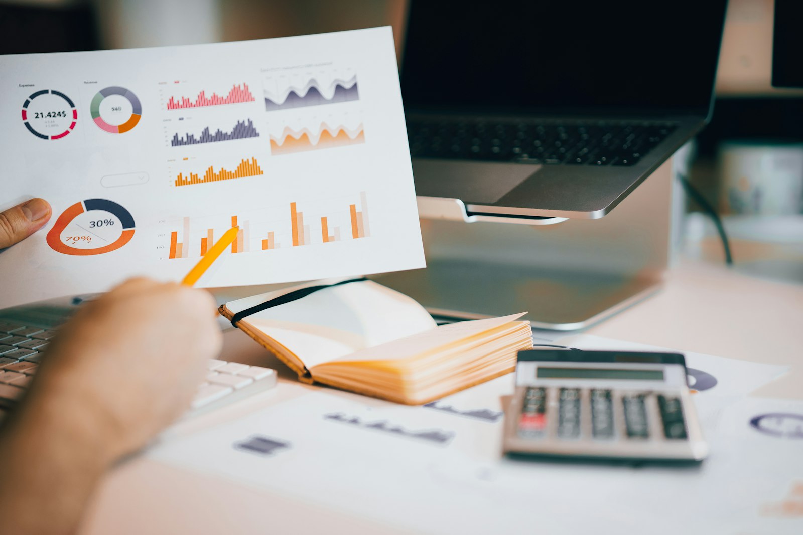 Gráficas financieras impresas sobre un escritorio