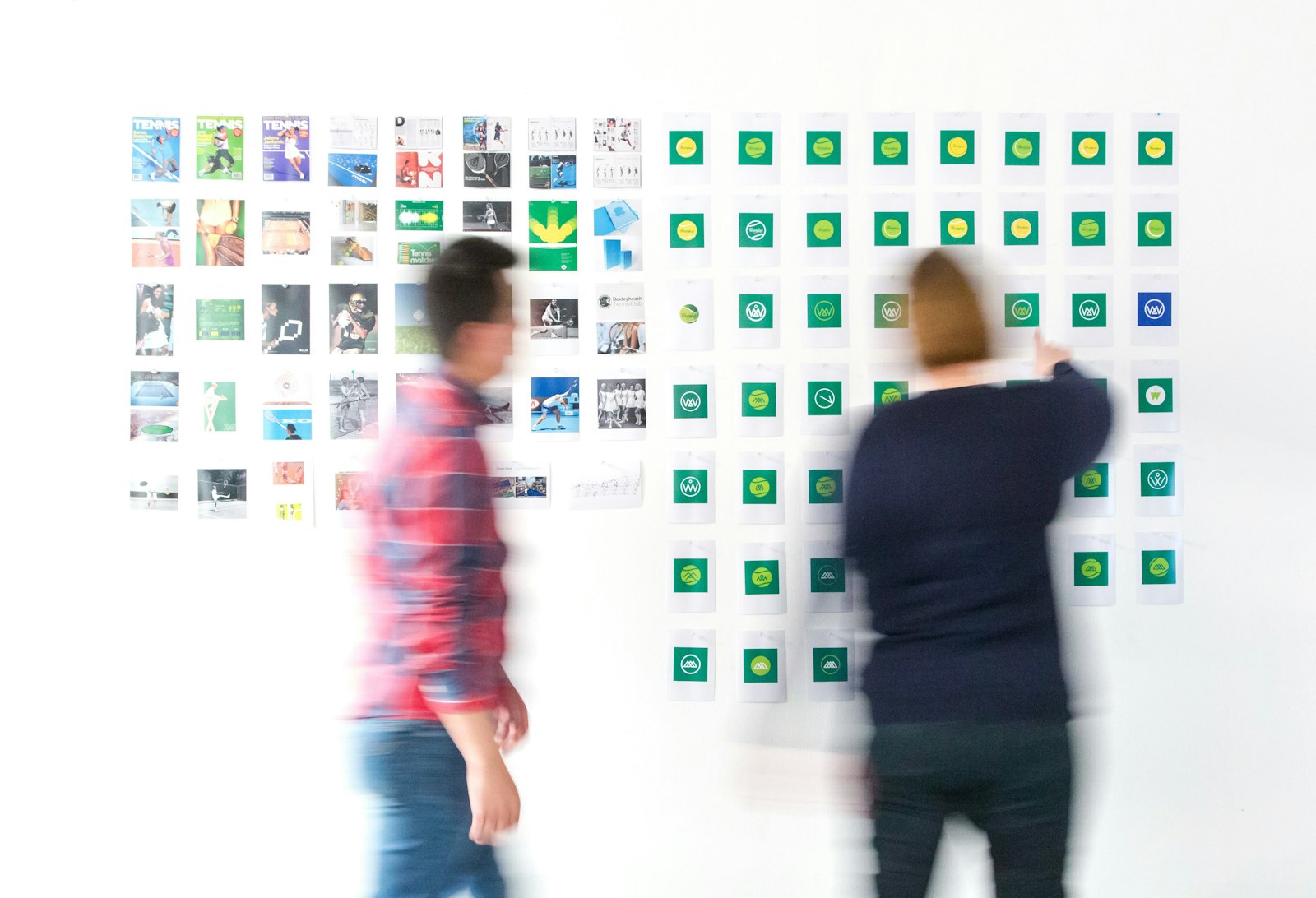 Personas revisan ideas en un muro de notas durante una sesión de estrategia